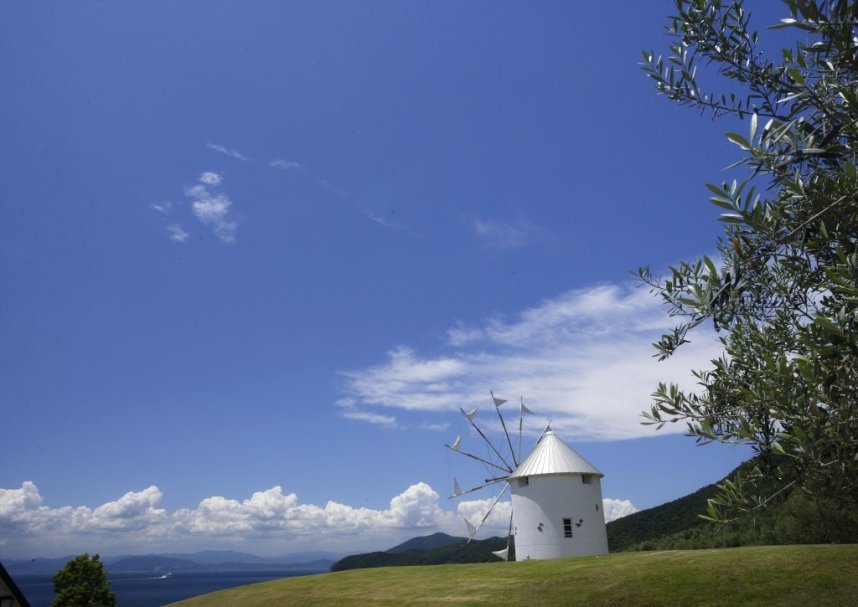 白いギリシャ風車と青い海、青い空とのコントラストが印象的