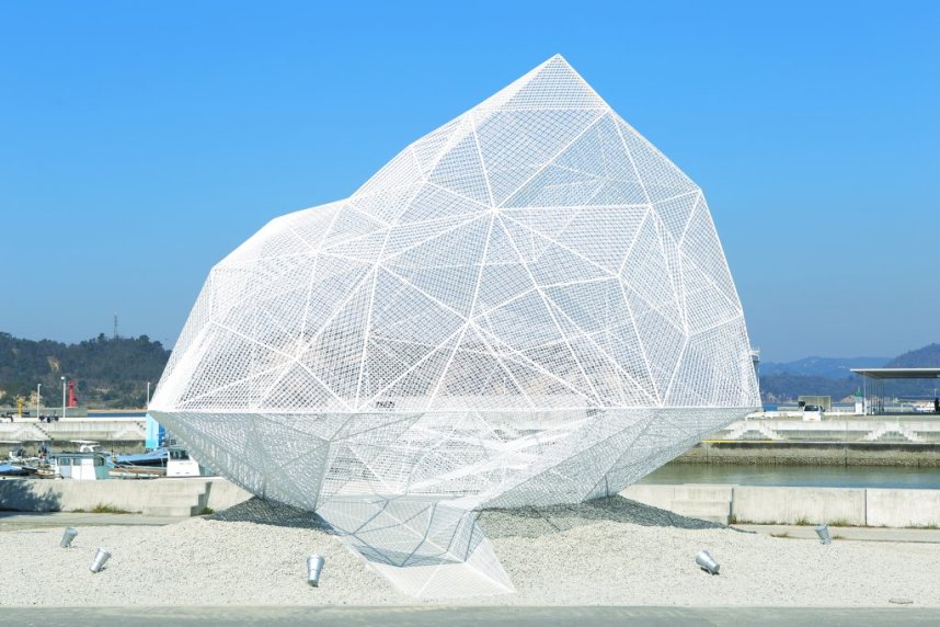 「直島パヴィリオン」　所有者：直島町　設計：藤本壮介建築設計事務所  写真／福田ジン