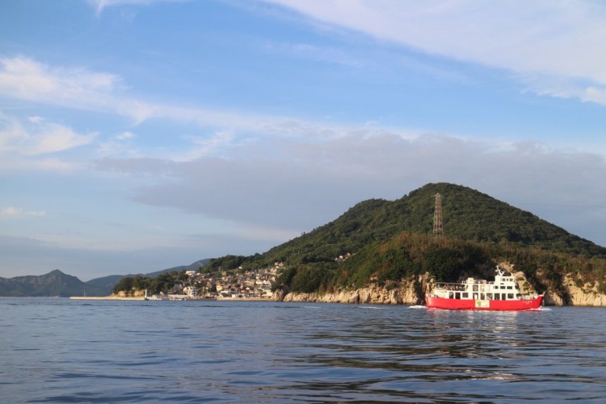 男木島と、赤い船体が印象的なフェリー「めおん」