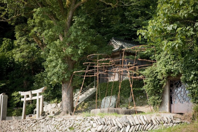 青木野枝「空の粒子／唐櫃 」Photo: NAKAMURA Osamu