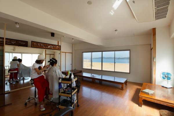 宮永愛子 女木島名店街「ヘアサロン壽」 Photo: KIOKU Keizo