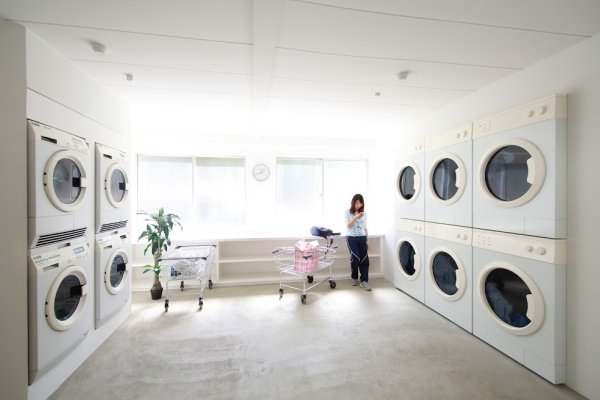 レアンドロ・エルリッヒ 女木島名店街「ランドリー」 Photo: KIOKU Keizo