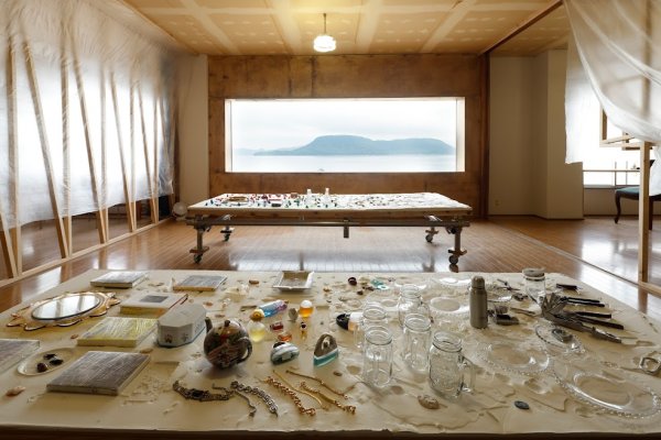 五所純子 女木島名店街「リサイクルショップ複製遺跡」Photo: KIOKU Keizo