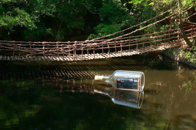 ラム・カツィール「Suitcase in a Bottle」 Photo: KIOKU Keizo