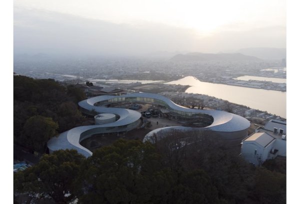 周防 貴之「高松市屋島山上交流拠点施設」 ※建築工事中　©SUO