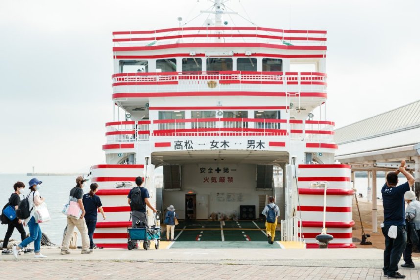 高松港を出港し、女木島と男木島という小さな2つの島を結ぶ船「めおん」。 瀬戸内ブルーの中を行く赤と白のシマシマ模様が特徴的。