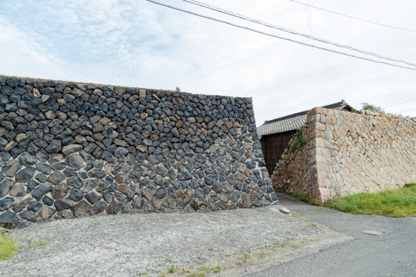 女木島の海岸沿いに並ぶ石垣「オオテ」。作品があるスポットを巡りながら、島の雰囲気を存分に満喫してみては。