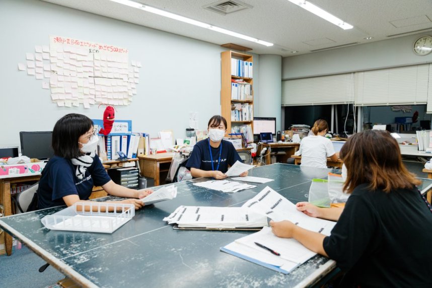 1日の終わりには、瀬戸内こえびネットワーク事務所にて反省会を実施。 来場者に瀬戸芸を楽しんでもらえるよう、その日起きたことの共有や翌日の取り組みなどを共有。