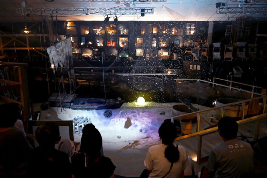 南条嘉毅「余光の海」の作品は、光、音楽、スモークなどの演出で、記憶の残照のような世界に引き込まれます。
