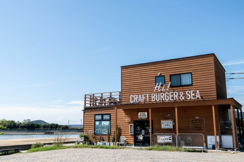 こちらは木造の店舗で、2階の席からは潮風を感じながら 父母ヶ浜を眺めることができる。