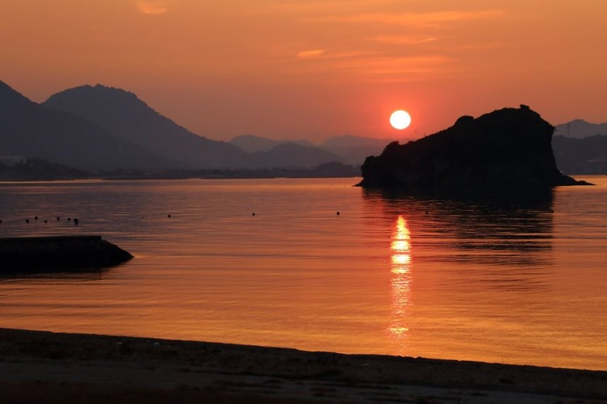 夕日に照らされて海がオレンジ色に光る、幻想的で美しい景色を目にすることができる。