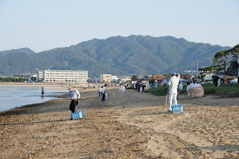 父母ヶ浜を守り続ける「ちちぶの会」。