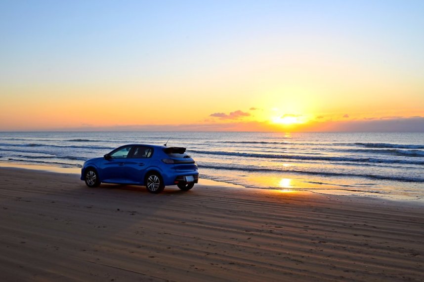 夕日の名所として有名で、水平線に太陽が沈む頃には多くの人が訪れる。 砂浜に車を停めることもでき、映画のワンシーンのような写真も撮影できる。