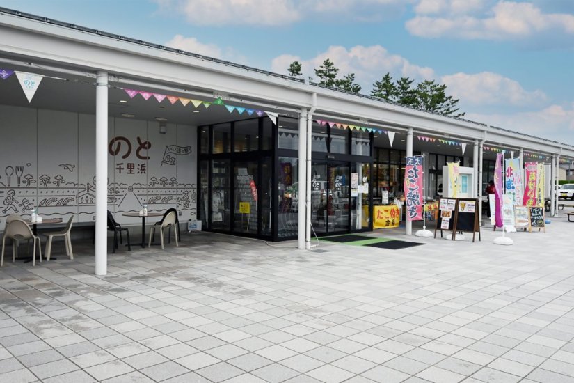 「のと里山海道」の千里浜ICそば、「千里浜なぎさドライブウェイ」の出入口からも約１分に位置する。