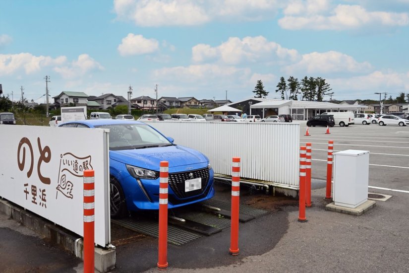 注目は駐車場に設置された「タイヤシャワー」。専用スペースに車を入れてボタンを押すと、車の側面、タイヤ周りを無料で水洗車できる。千里浜に隣接する道の駅ならではのサービス！