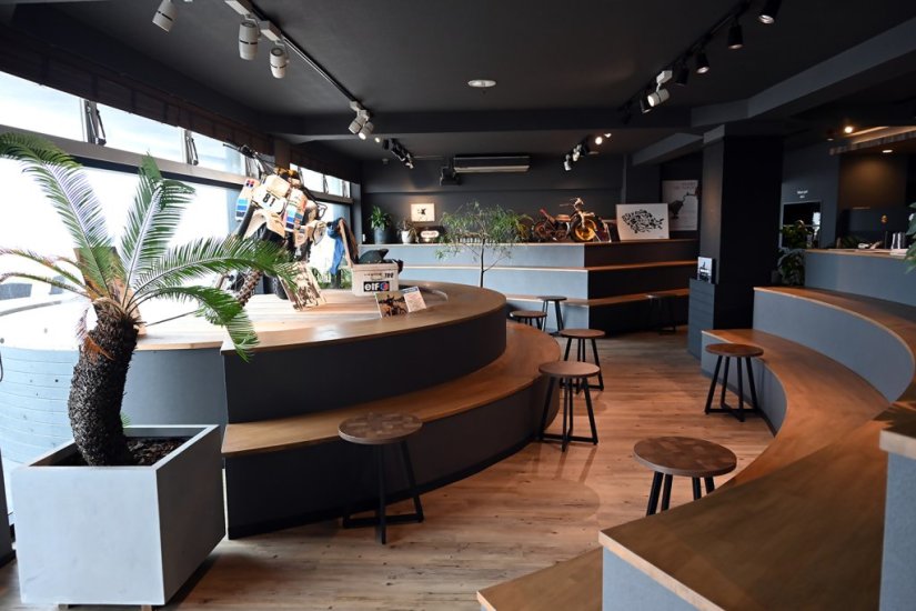 店内にバイクが展示された「SSTRカフェ」は、千里浜で開催される日本最大のツーリングイベント「SSTR（サンライズ・サンセット・ツーリング・ラリー）」が手がけるカフェ。