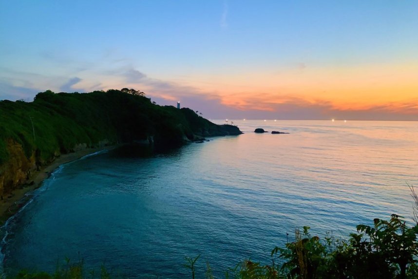 加賀海岸でもっとも日本海に突き出た場所にあり、能登の千里浜とは一味違った幻想的な 夕景を望むことができる。