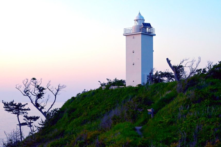 灯台のある崖の下まで行くことができ、岬の突端では180度以上に広がる 日本海の大パノラマビューが楽しめる。
