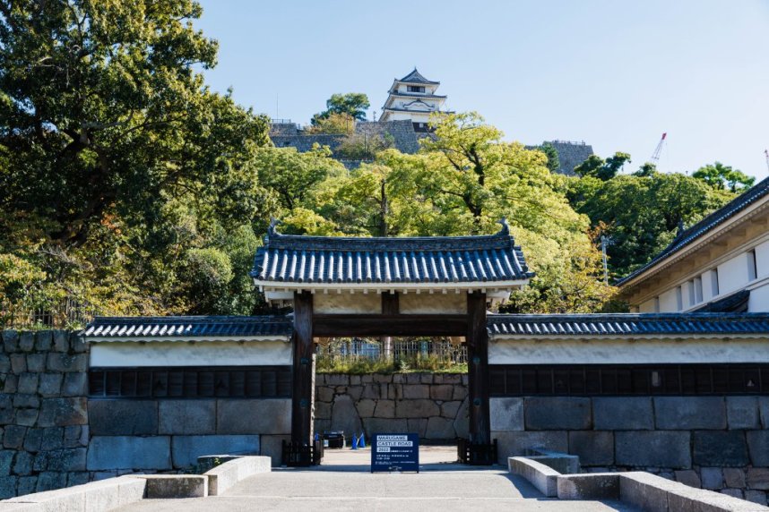 丸亀城は標高66メートルの亀山に築かれた平山城で、別名「亀山城」とも呼ばれている。