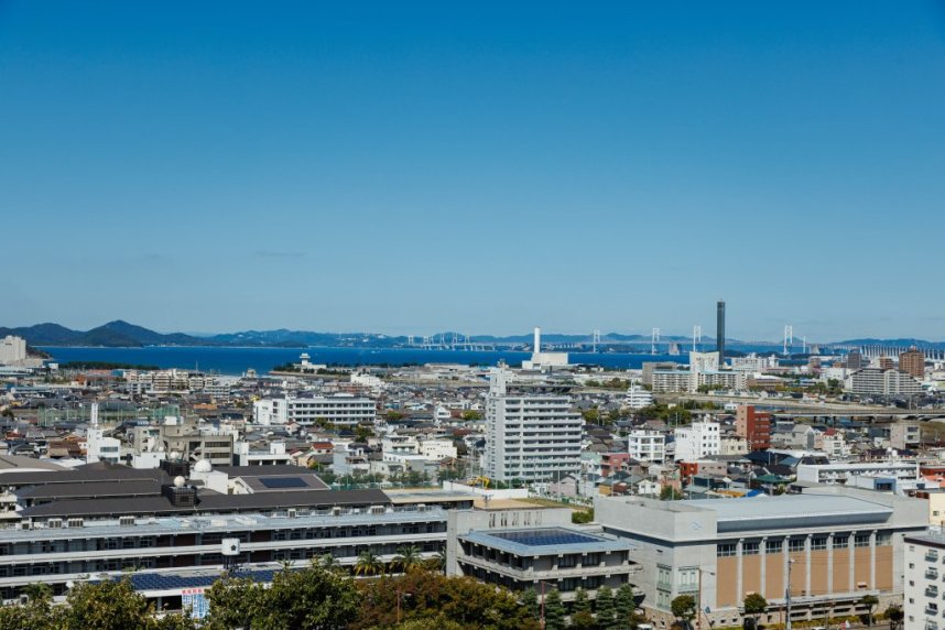 天守に向かって登っていく道中、北側には美しい瀬戸内海の景色が広がる。視界の先に香川県と岡山県を結ぶ瀬戸大橋を眺めることもできる。