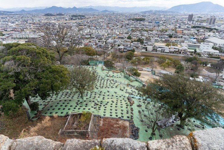 崩落現場を上から見た時の様子。雨水の浸透を防ぐため防水シートが掛けられている。崩落斜面の下からは見えない部分も上から見ることができる。