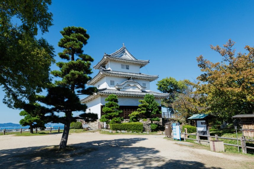 山上の最高所にある丸亀城天守。日本一小さな天守であるとともに、四国内の木造天守の中では最古と考えられている。