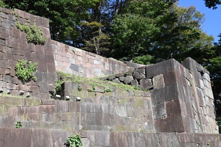 金沢城の石垣の大半は、城の南東約8kmにある戸室山（とむろやま）周辺で産出する戸室石（安山岩）を使用。赤っぽい「赤戸室」、青っぽい「青戸室」があり、配色によって独特の雰囲気が醸し出されている。