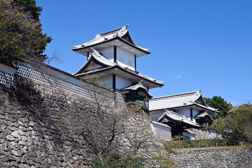 金沢城の搦手に位置する石川門は、兼六園に隣接。