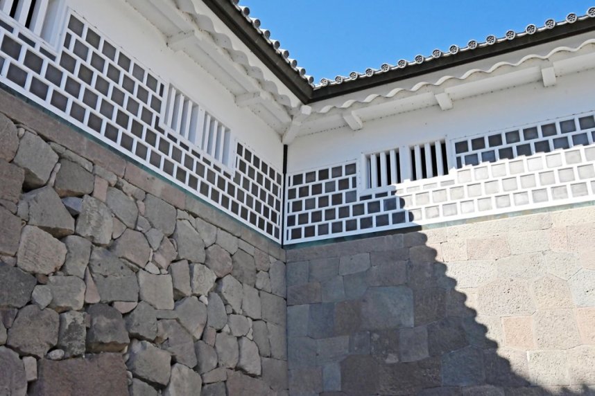 右が「切石積み」、左が「粗加工石積み」の技法で積まれた石川門の枡形の石垣。