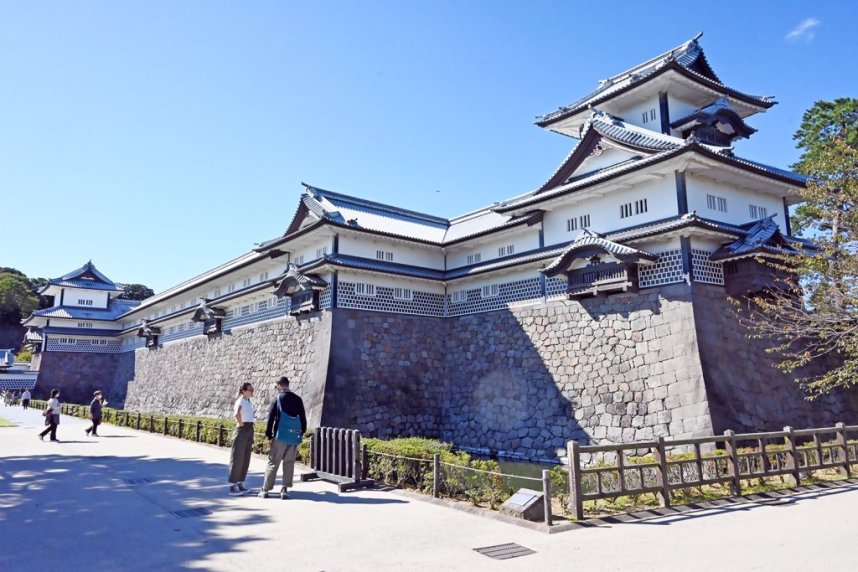 藩主の居所である二の丸御殿を守るための砦・武器庫の役割をした建物で、石落しや鉄砲狭間となる格子窓、白塗漆喰壁や海鼠壁で防火構造になっている。