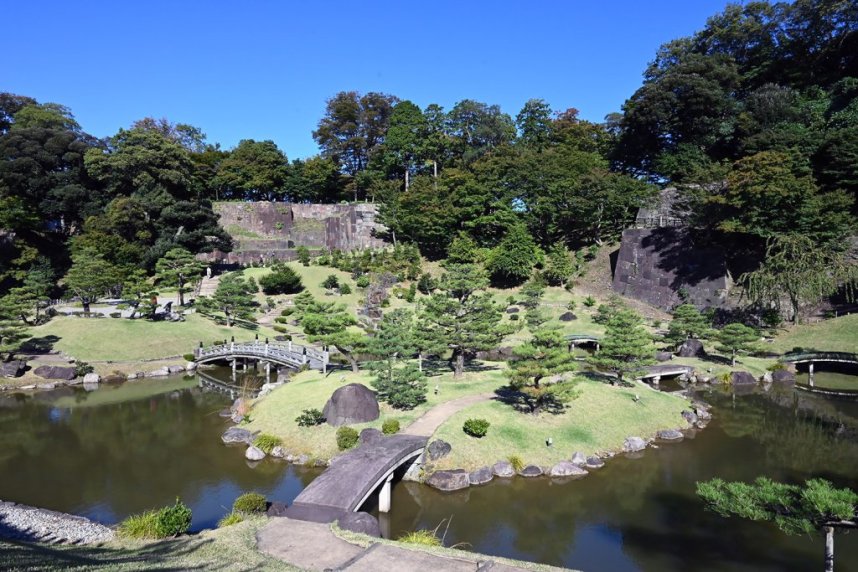 饗応の場として活用された「兼六園」に対し、「玉泉院丸庭園」は藩主のプライベートな庭園だったと考えられ、池底から周囲の石垣最上段までの高低差が22mもある立体的な造りになっている。