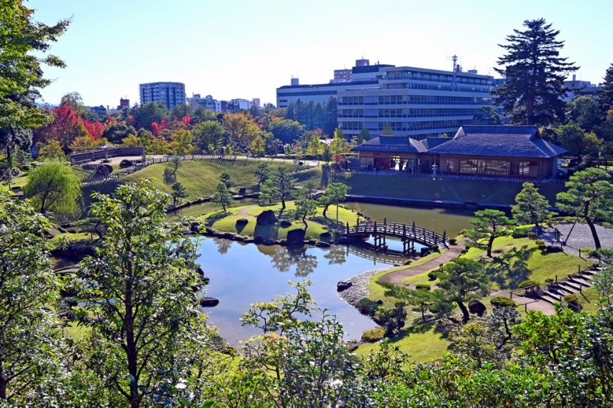 庭園の全景を眺められる休憩所「玉泉庵」（写真右側）があり、茶室で抹茶と生菓子を味わうこともできる。