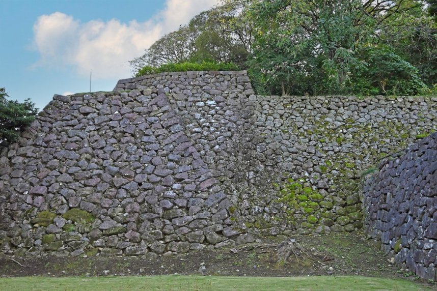 自然石や荒割りしただけの石を緩い勾配で積み上げた「自然石積み」になっている東の丸北面石垣は、金沢城の初期の姿を伝える貴重な存在。