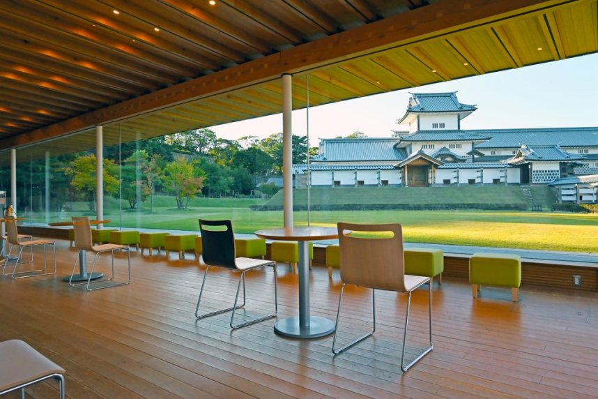 東の丸北面石垣に隣接する鶴の丸広場の「鶴の丸休憩館」。菱櫓・五十間長屋・橋爪門続櫓・橋爪門を一望できる穴場的なビュースポット。