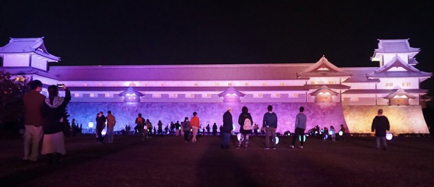 金沢市民の祭りである「提灯行列」を思わせる、伝統と現代アートが融合したイベント。