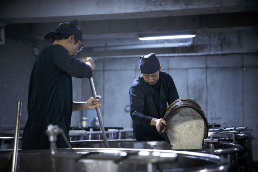 2001年から、すべての日本酒を米と水だけで純米造りする「福光屋」では、化粧品も厳選した原料と製法でつくられる。