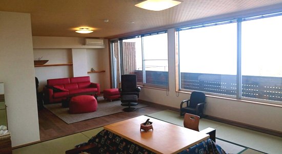 和室10畳、洋室、寝室にウッドデッキ付の「昔むかしのお部屋」