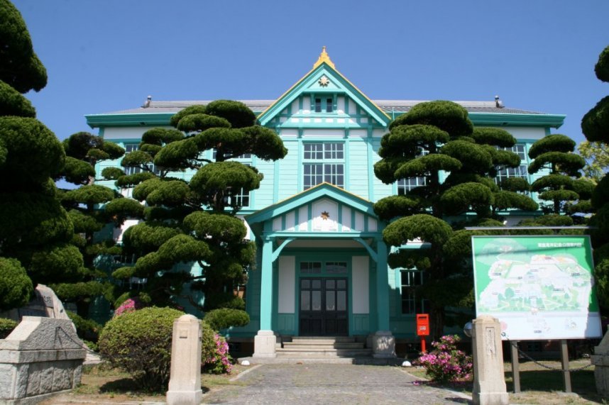 映画「機関車先生」のロケ地にもなった「粟島海洋記念館」※現在、老朽化のため当面の間立入禁止