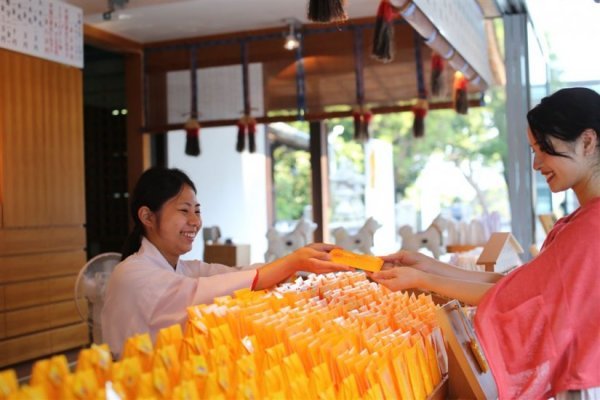 お守りは御本宮神札授与所で購入できます