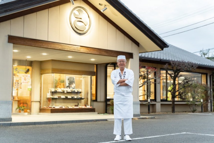 「さぬき麺業 松並店」の店舗前に立つ3代目・香川政明さん。