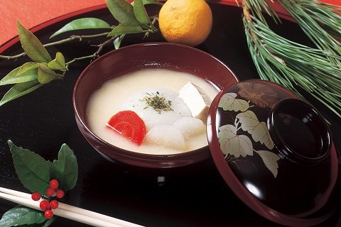 家族仲良く円満の願いを込めて、輪切りの野菜を入れます