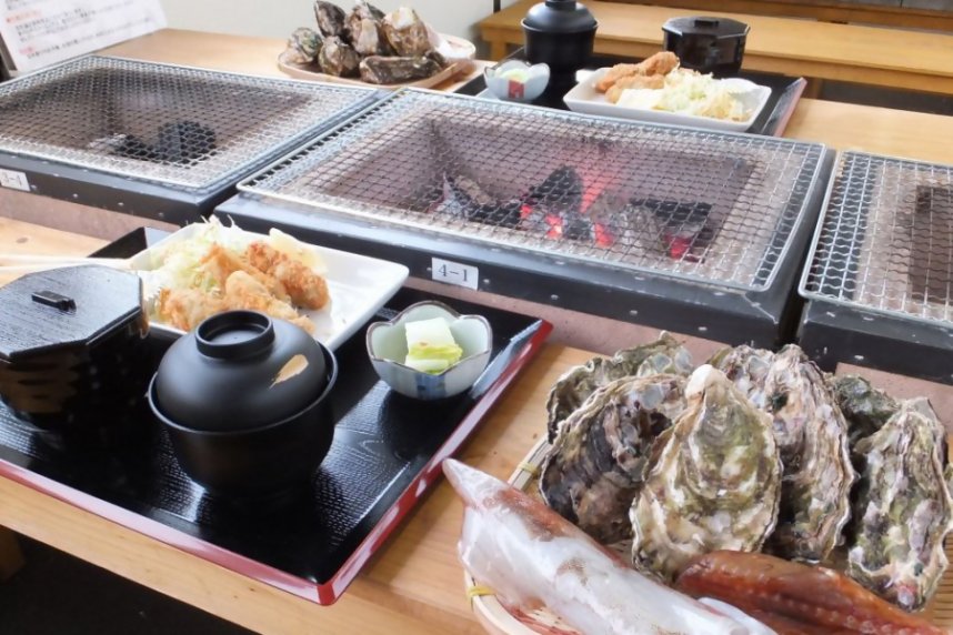炭火で焼いた「能登かき」は格別！ 新鮮な魚介や干物もあるので、いろいろ炙って楽しみたい。