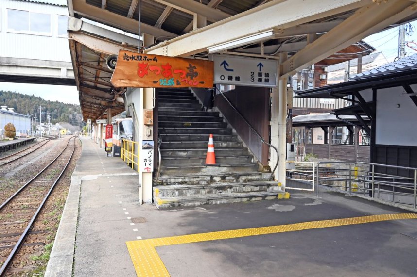 駅のホームに隣接した「あつあつ亭」は、線路にかかる跨線橋の裏、または階段右手のホーム脇からアクセス。