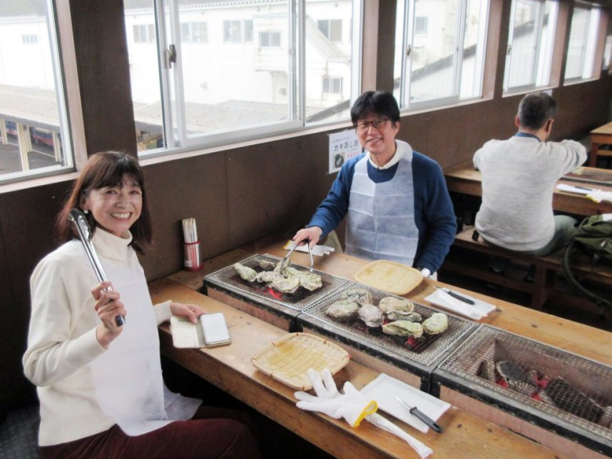 「あつあつ亭」は全国で唯一の跨線橋上にある飲食店。特に跨線橋の席は窓から発着する列車が眺められる特等席。