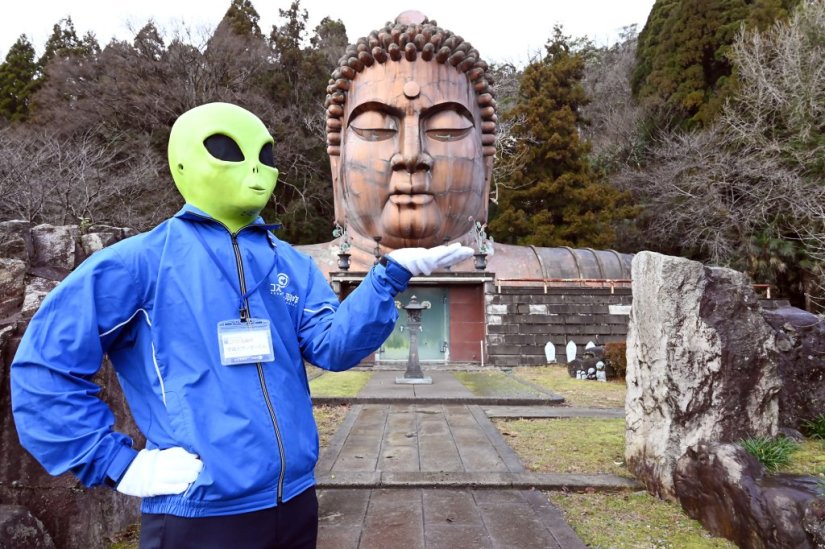 田園風景の中に高さ15mの仏頭がド～ンとそびえる石川県小松市の「ハニべ巌窟院」。