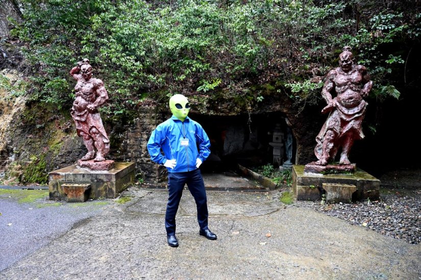 大仏の脇から山肌に沿って階段や坂道を登って行くと、坂の先にはライオンや象、不思議な生き物の像が立ち並び、観音像が安置されたギャラリーの建物の先に仁王像が護る洞窟の入口がある。