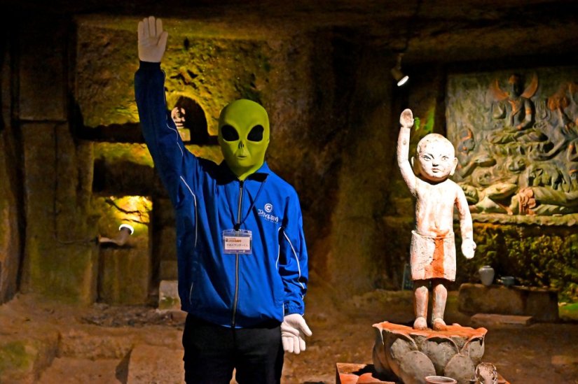 かつて石切り場だった洞窟の中に、仏像やインドの神像、勧進帳の弁慶像などさまざまな作品が展示され、独特の世界が醸し出されている。