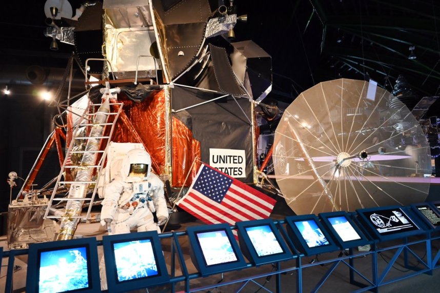 アポロ17号をモデルに組み上げられた、月面着陸船の実物大模型。本物は月面に残してきている。表面の赤・金・銀のシートは本物と同じ素材で、太陽光線を遮って宇宙船内の温度を一定に保つことができる。
