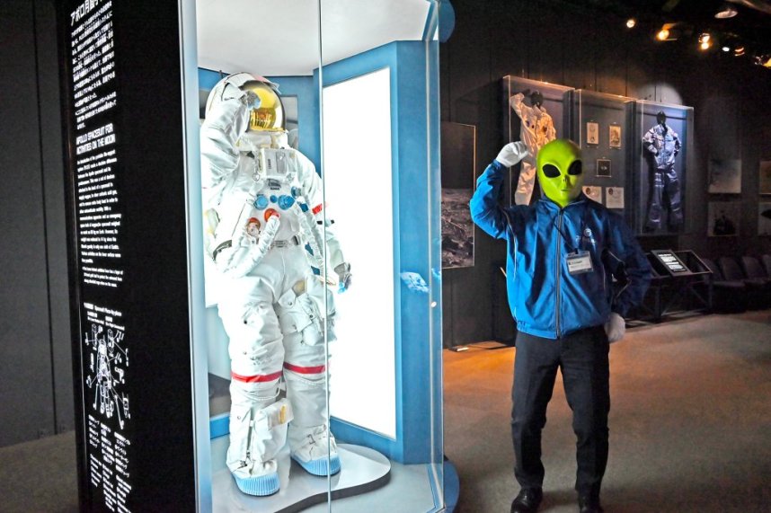NASAの宇宙飛行士がアポロ計画で着用した船外活動服は、１着作るのに１0億円したそう。