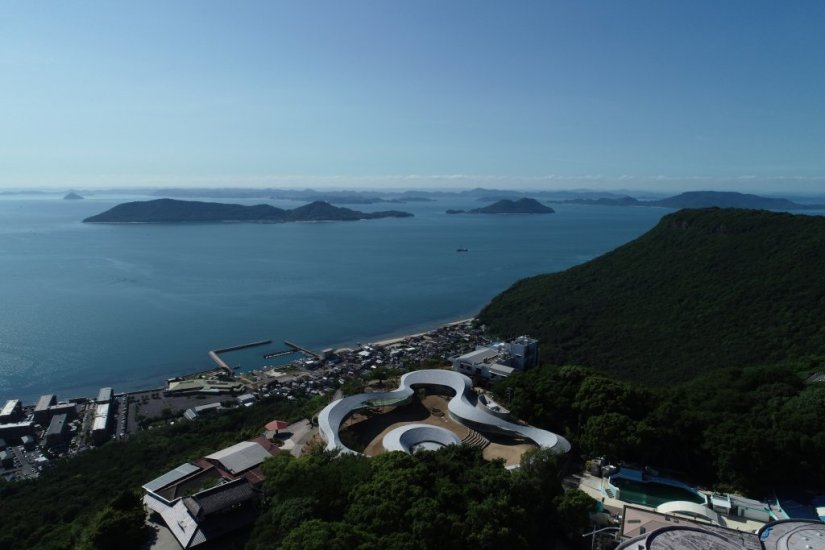 敷地全体を建築と捉え、周辺の自然環境に溶け込むように設計されている。　写真提供：高松市